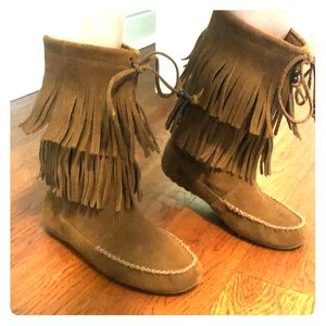 Minnetonka 2 Layer Fringe Suede Boots